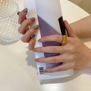 Minimalistischer goldener geometrischer Ring aus poliertem Edelstahl mit unregelmäßigen Facetten