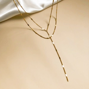 Collier en Y doré élégant à deux couches avec maillons plats sur fond de soie douce