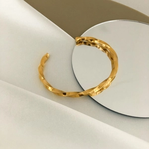 Elegant gedrehtes Mobius-Armreif aus poliertem 18K vergoldetem Edelstahl für Damen