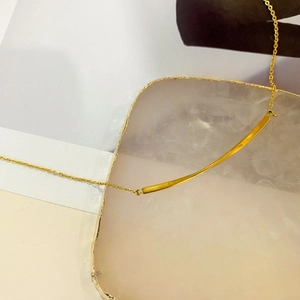 Elegante minimalistische Halskette mit goldenem gebogenem Stab und feiner O-Kette