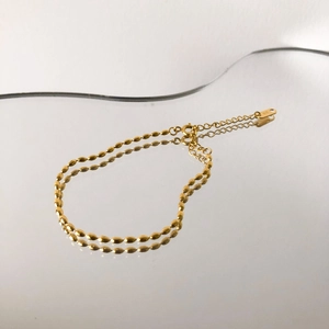 Minimalist 18K gold-plated oval bead chain bracelet with lobster clasp and mirror reflection