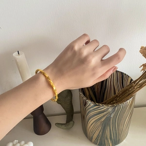 Eleganter 18K vergoldeter Mobius Armreif mit gedrehtem Design für Damen im Luxus-Stil