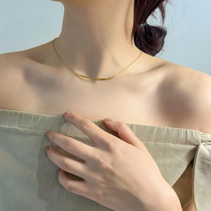 Minimalistische Goldbarren-Halskette mit poliertem Anhänger für eleganten Stil