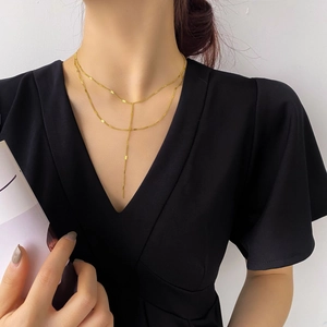Collier en Y doré à deux rangs pour femme, vue détaillée portée sur un col en V noir
