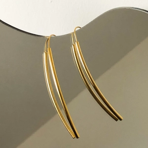 Orecchini pendenti curvi in oro a doppia barra dal design minimalista e retrò