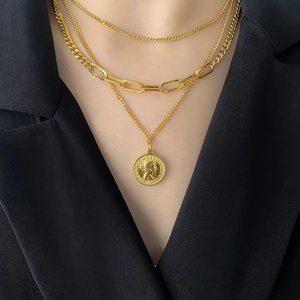 Set collana tripla in oro con catena a maglie grosse e ciondolo a moneta vintage