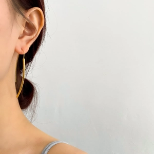 Eleganti orecchini minimalisti ad arco dorati con finitura metallica lucida