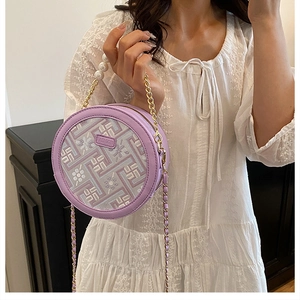 Détail du petit sac rond violet clair avec broderies et poignée en perles élégante