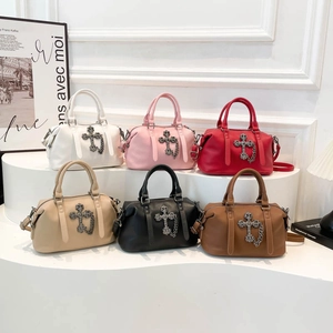 Bolsos tote cruz gótica en varios colores de cuero granulado con correa bandolera