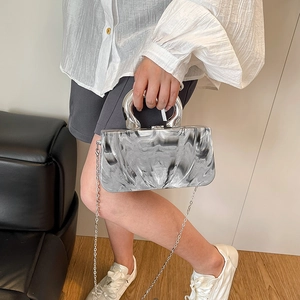 Acryl-Box-Clutch mit Marmortextur, großem silbernem Rundgriff und einer feinen Kette