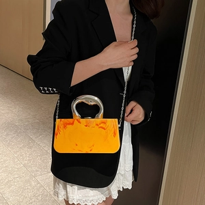 Orange Acryl-Clutch mit Eisriss-Muster, silbernem Rundgriff und eleganter Metallkette