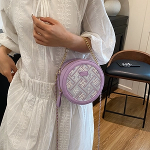 Sac rond violet élégant avec broderie géométrique et bandoulière chaîne dorée