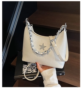 Détail du sac blanc en similicuir plissé avec boucle étoile et chaîne argentée
