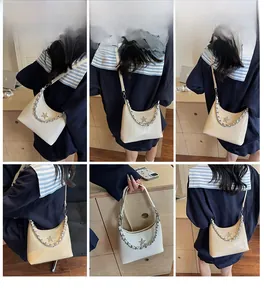 Vues détaillées du sac demi-lune beige avec chaîne argentée et boucle étoile