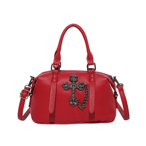 Bolso gótico rojo con gran cruz de metal y cuero texturizado con grano de litchi