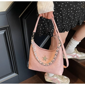 Gros plan du sac hobo rose avec emblème d'étoile, chaîne argentée et cuir plissé