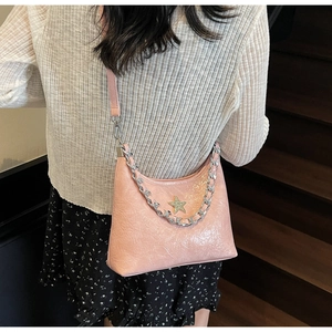 Sac sous le bras rose brillant avec pendentif étoile argenté et chaîne