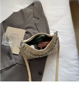 Vue détaillée de l'intérieur ouvert d'un sac à chaîne crème montrant sa grande capacité