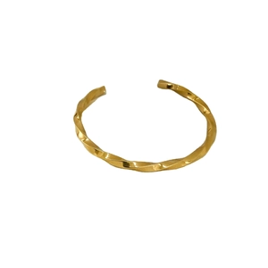 Poliertes 18K vergoldetes Mobius Armreif mit minimalistischem offenem Design für Damen