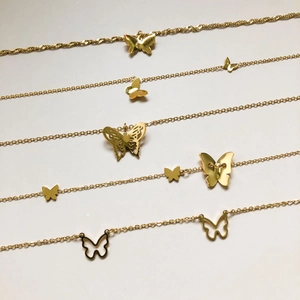Détails de cinq colliers et bracelets assortis avec pendentifs papillons dorés élégants