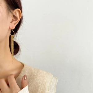 Élégantes longues boucles d'oreilles pompons plaquées or 18 carats avec chaînes pendantes