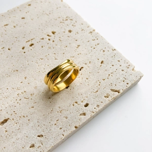 Anello minimalista a doppio strato ondulato con finitura dorata lucida