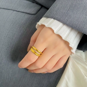 Dettaglio del set di anelli a doppio strato placcati in oro dallo stile minimalista e chic