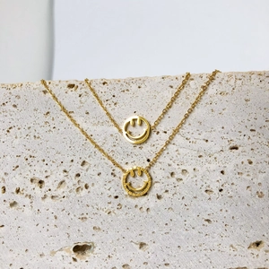 Colliers dorés avec pendentif smiley et chaîne fine sur socle en pierre naturelle