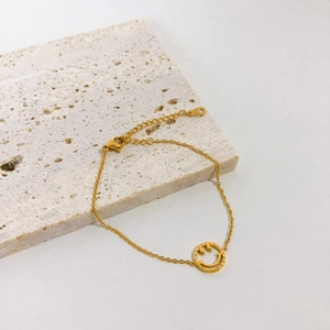 Bracelet doré avec pendentif smiley sur pierre travertin et chaîne ajustable