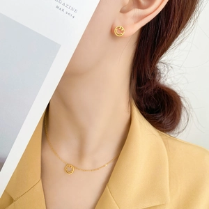 Ensemble collier et boucles d'oreilles minimaliste doré avec pendentif smiley tendance