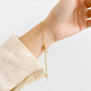 Vue détaillée d'un bracelet ajustable à maillons dorés doté d'un fermoir mousqueton robuste