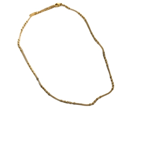 Collier minimaliste plaqué or avec perles géométriques et fermoir mousqueton réglable