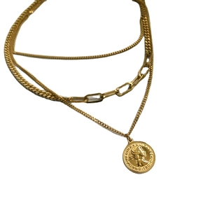 Collana multistrato dorata con catena a serpente e ciondolo a moneta con ritratto regina