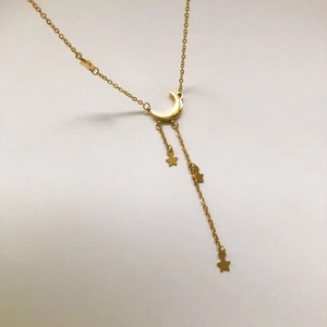 Collier élégant doré avec croissant de lune et étoiles à pampilles multicouches