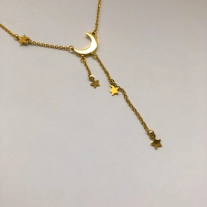 Collier doré élégant avec pendentif lune et pampilles d'étoiles pour un look romantique