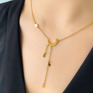 Détail du collier pampille lune et étoile dorée sur modèle avec finition polie brillante