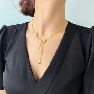 Collier à pampilles étoile et lune porté par une femme avec un décolleté en V