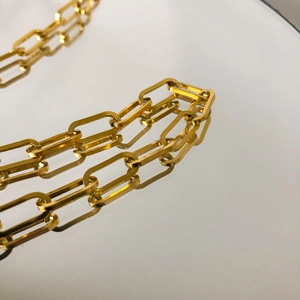 Gros plan sur la chaîne à maillons trombone dorés avec finition polie miroir brillant