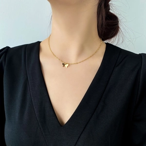 Collier pendentif papillon doré minimaliste avec chaîne torsadée pour femme bijou