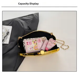 Dettaglio dell'interno della pochette con montatura in metallo e catena dorata sottile