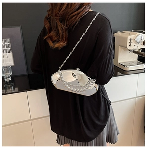 Dettaglio della pochette argento a specchio a forma di fagiolo con manico e catena