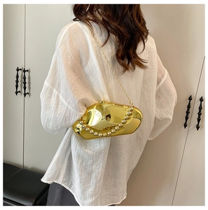 Clutch dorata a forma di nuvola con catena, indossata da modella in ambiente interno
