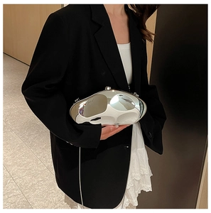 Moderna pochette irregolare in metallo argento con elegante tracolla a catena