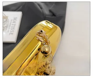 Dettaglio della ferramenta dorata e della catena a sfere su una borsa a mano a specchio