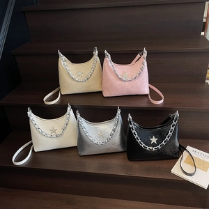 Sacs à bandoulière en cuir plissé avec étoile décorative déclinés en 5 couleurs