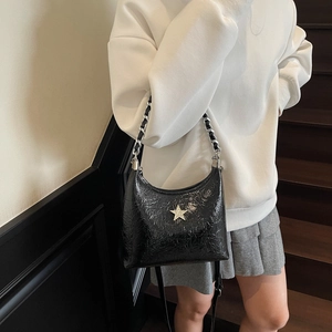 Sac sous le bras noir brillant avec emblème étoile argenté et bandoulière chaîne