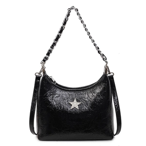 Sac à bandoulière en cuir verni noir chic avec boucle étoile en diamant et chaîne