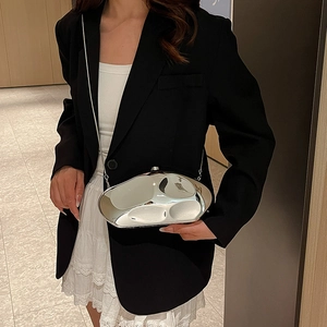 Clutch futuristica in metallo liquido argento con tracolla a catena e chiusura a sfera