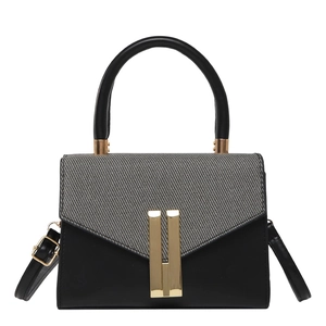 Sac à main bicolore moderne avec rabat gris et boucle dorée pour les trajets quotidiens