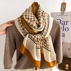 Klassischer Hahnentritt-Schal in Karamell und Creme für herbstliche Winter-Mode-Styles